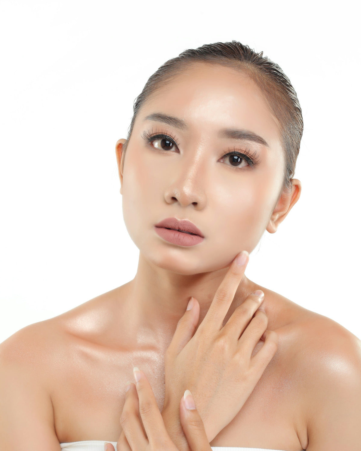 Chica asiática con piel luminosa tras su rutina de limpieza facial coreana
